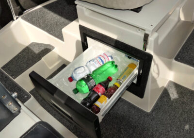Kühlschrank mit Getränken im Kabinenboot TG 6.9