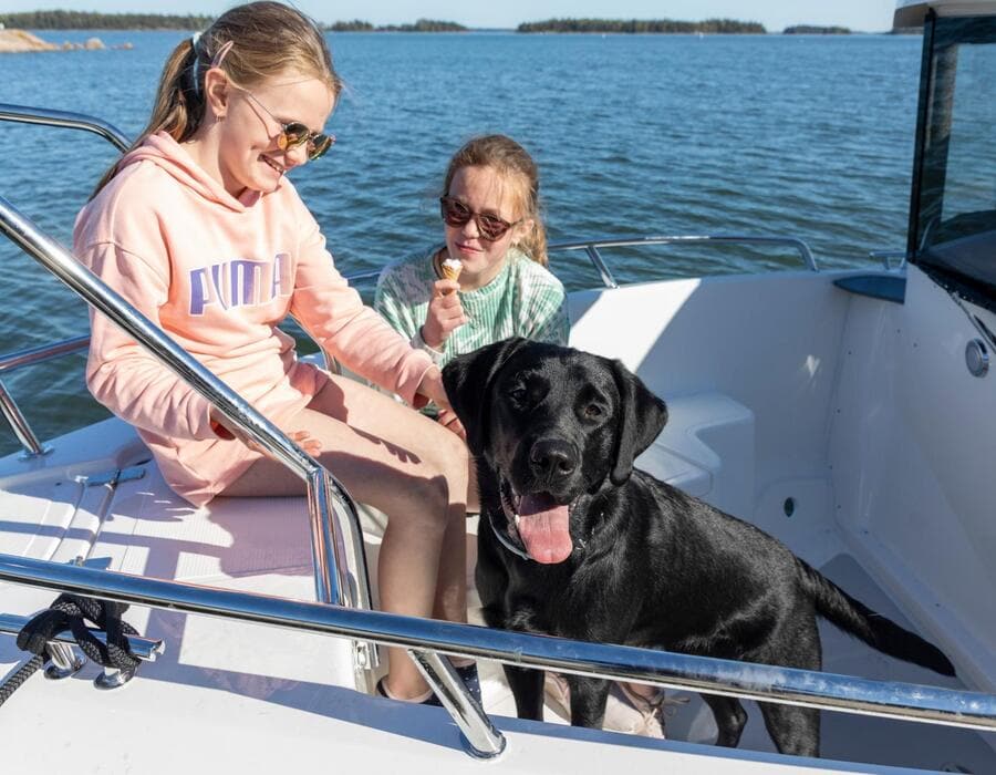Kinder mit Hund auf dem Kabinenboot